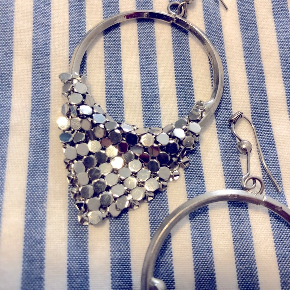 Dangling earrings. - Picture 1 of 8